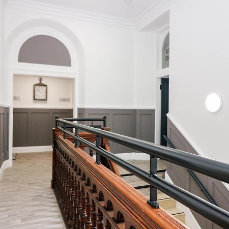 The Court Room At The Institute Executive Apartments Keith Exterior photo