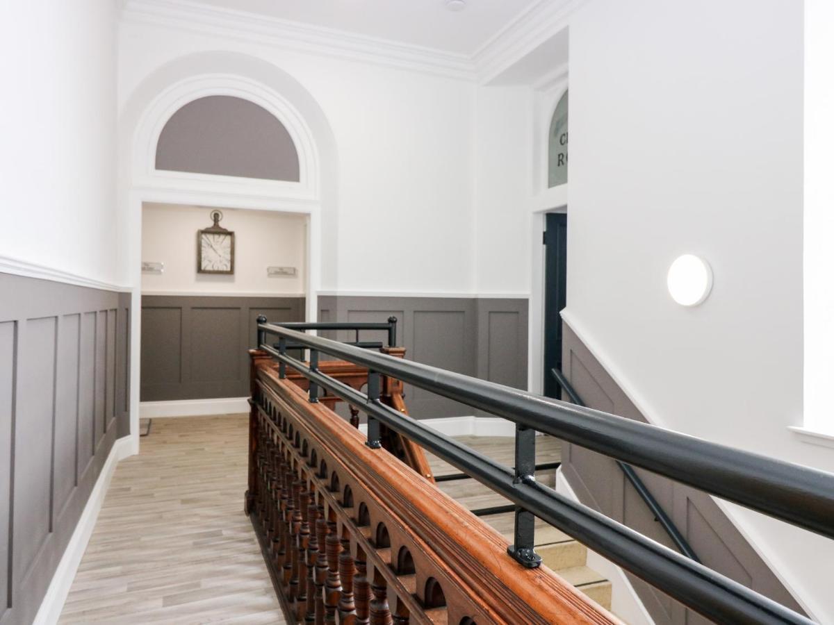 The Court Room At The Institute Executive Apartments Keith Exterior photo